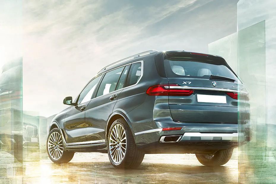 Rear Medium View of BMW X7 Rear Medium View of BMW X7