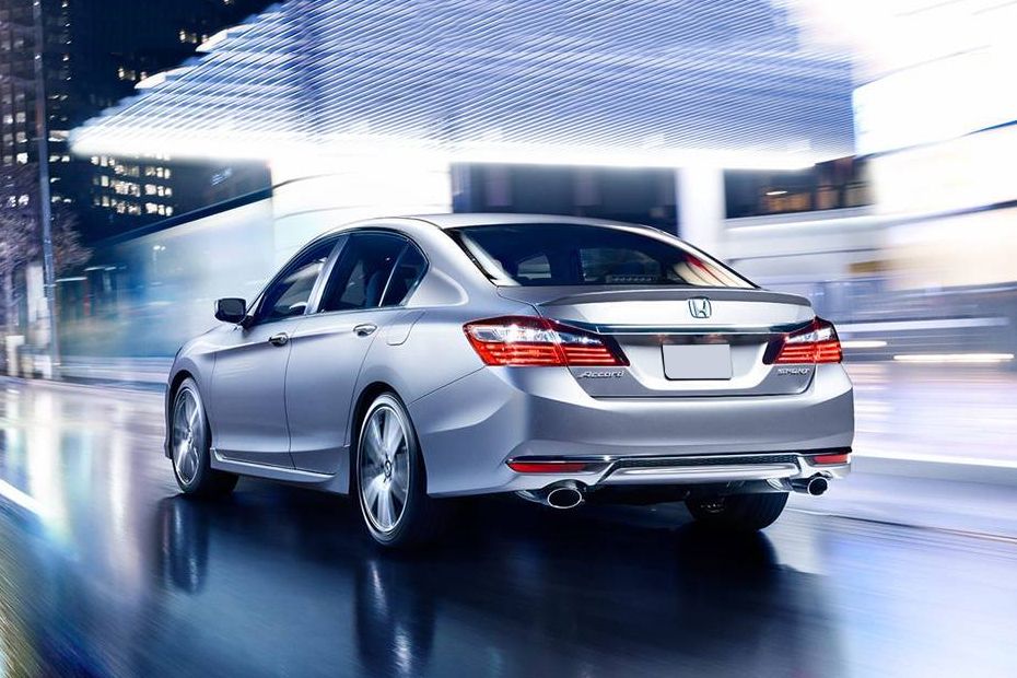 Rear Cross Side View of Honda Accord (2016-2018)