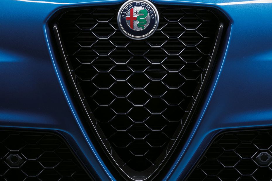 Alfa Romeo Giulia Grille View