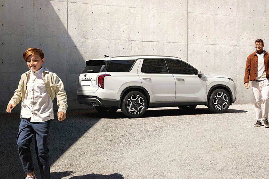 Rear Medium View of Hyundai Palisade Rear Medium View of Hyundai Palisade