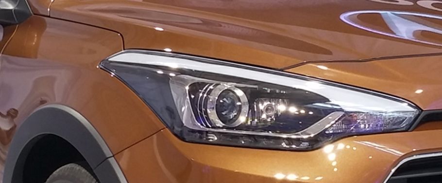 i20 Cross Sport Headlight