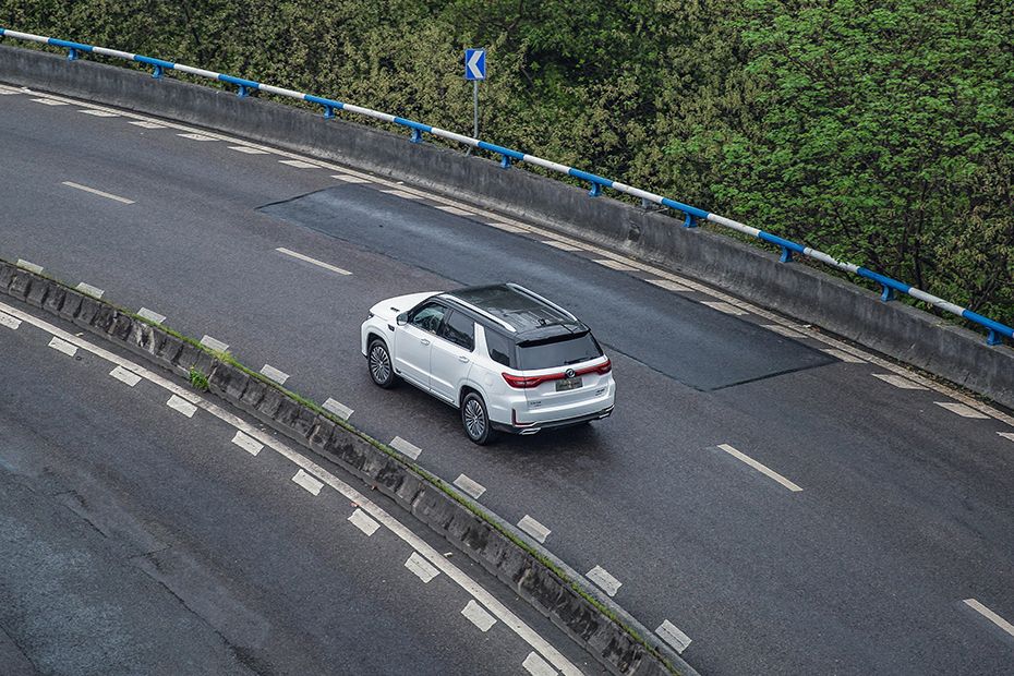 Rear Cross Side View of Changan CS95