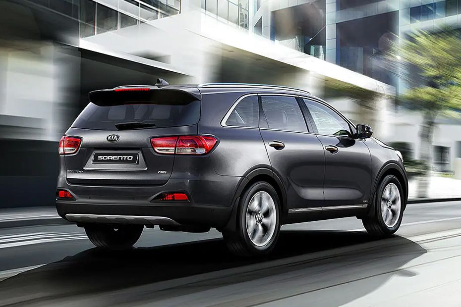 Sorento (2017-2021) Rear angle view Sorento (2017-2021) Rear angle view
