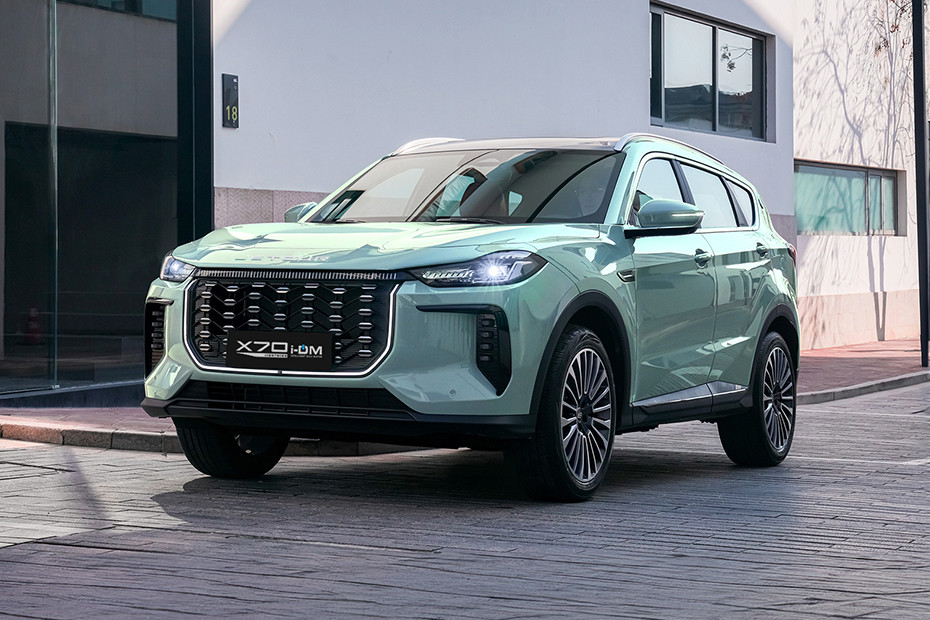 Jetour X70 Lightning i-DM Front Medium View Jetour X70 Lightning i-DM Front Medium View