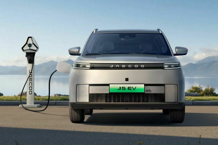 Full Front View of J5 EV Full Front View of J5 EV