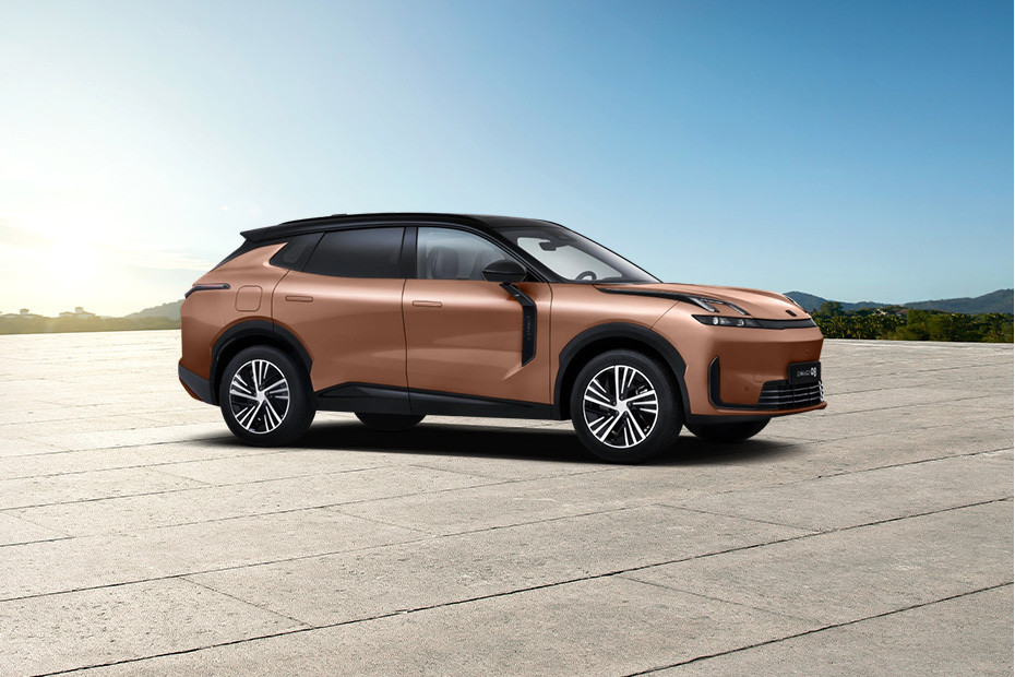 Lynk & Co 08 EM-P Front Cross Side View