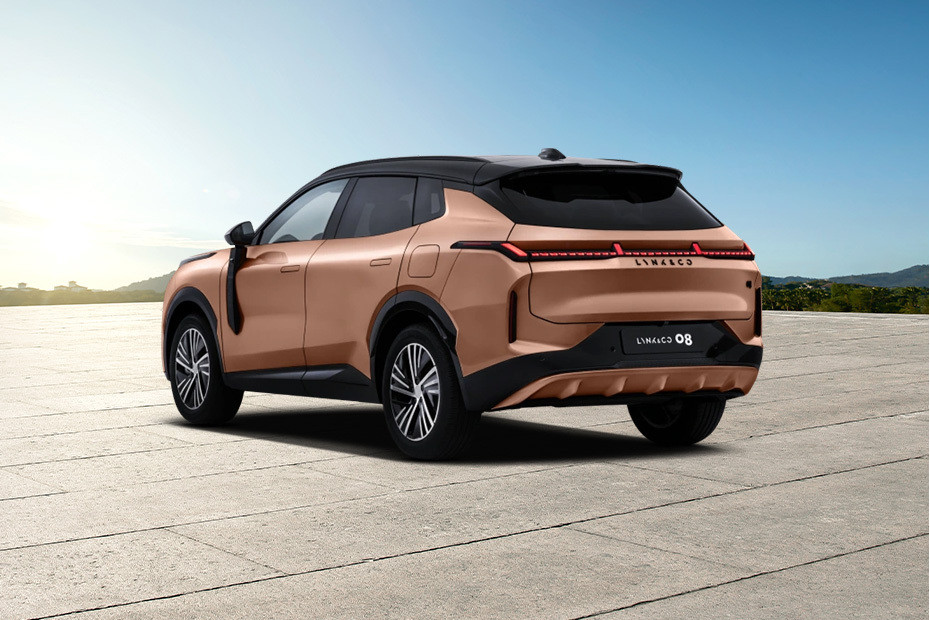 Rear Cross Side View of Lynk & Co 08 EM-P