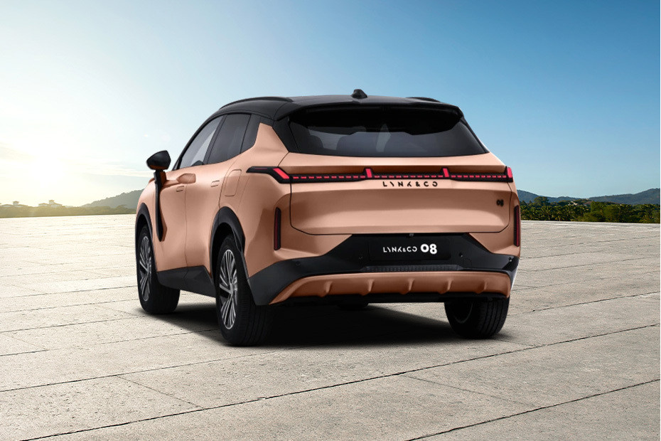 Rear Medium View of Lynk & Co 08 EM-P