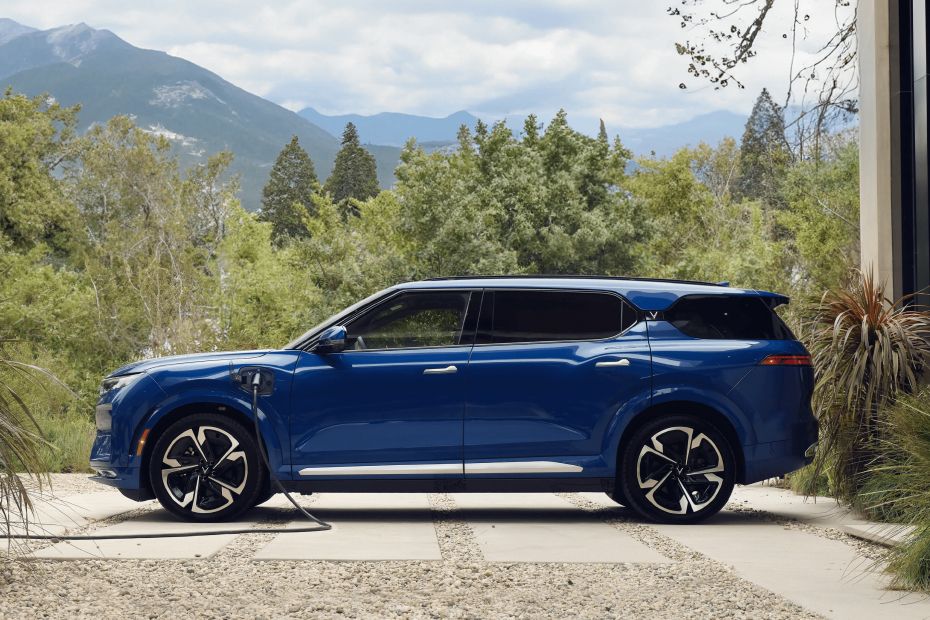 VinFast VF 9 Side View VinFast VF 9 Side View