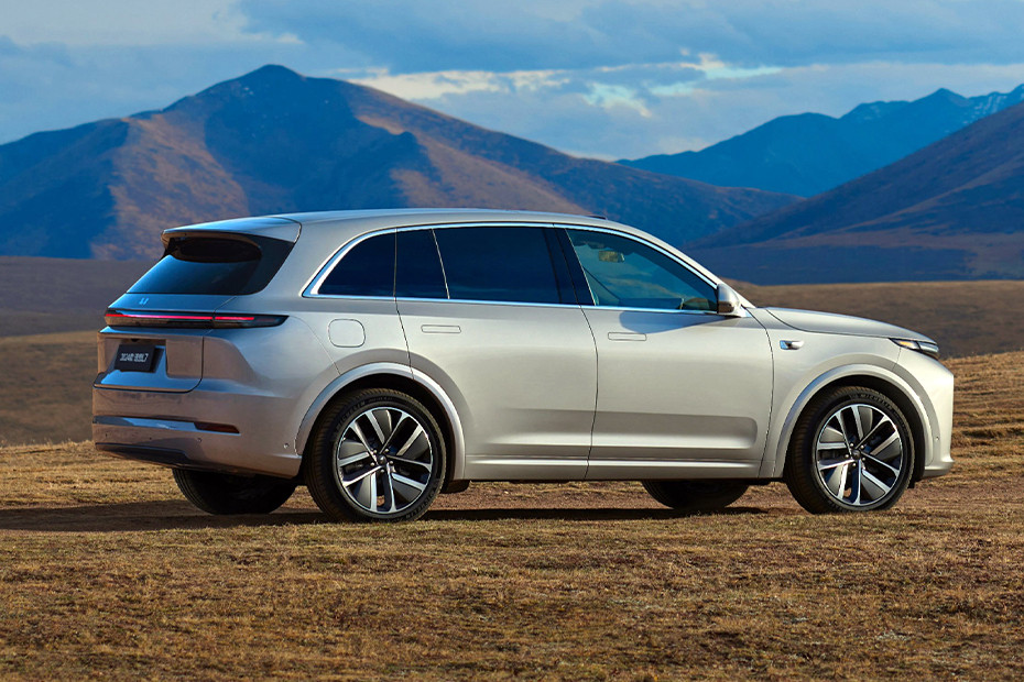 L7 Rear Medium Side View