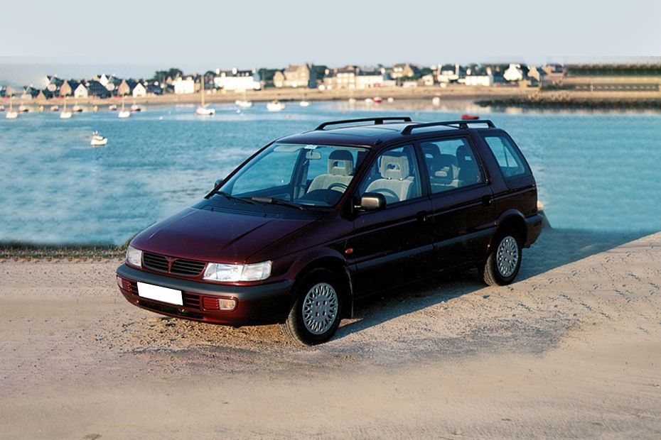 Mitsubishi Space Wagon (1992-1999) Front Angle Low View Mitsubishi Space Wagon (1992-1999) Front angle low view