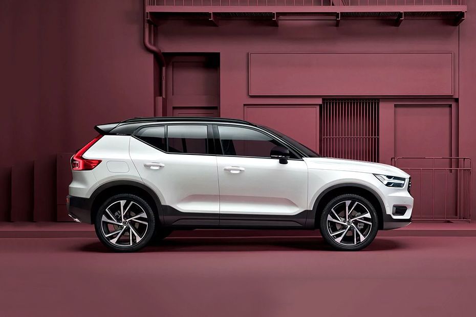 Volvo XC40 Drivers Sideview
