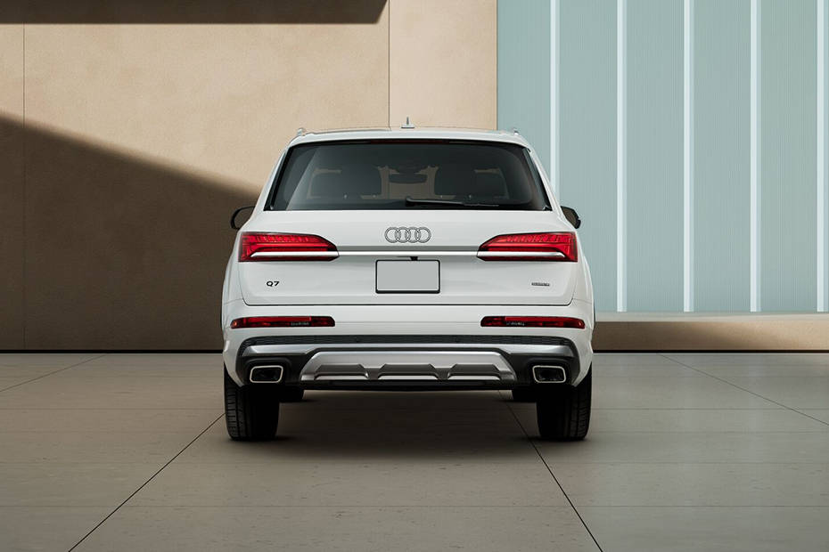 Full Rear View of Audi Q7 Full Rear View of Audi Q7