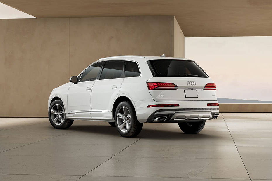 Rear Cross Side View of Audi Q7 Rear Cross Side View of Audi Q7