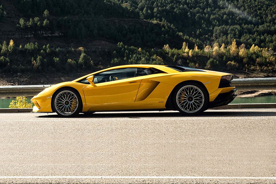 Lamborghini Aventador Side View