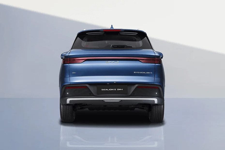Full Rear View of BYD Sealion 5 DM-i Full Rear View of BYD Sealion 5 DM-i