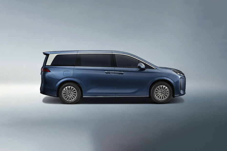 eMAX 9 DM-i Medium Angle Front View