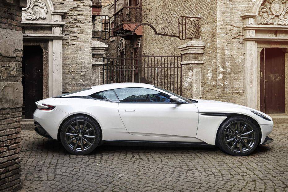 Aston martin db11 2022