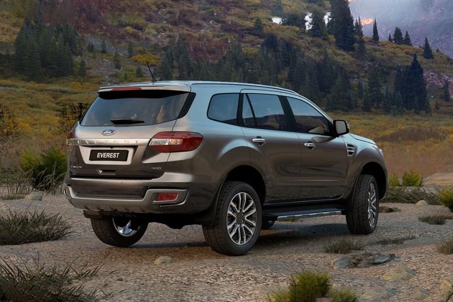 Ford Everest (2016-2021) Rear Low Angle View Ford Everest (2016-2021) Rear Low Angle View