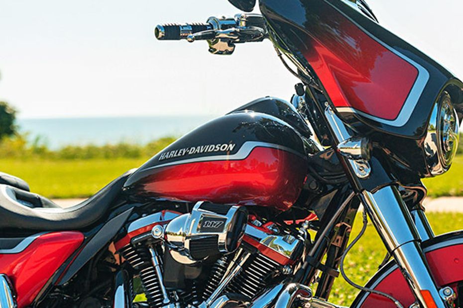 Harley-Davidson CVO Street Glide Fuel Tank View
