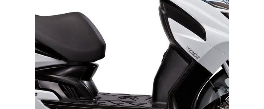 Kymco Grand Dink 300i Leg Spacescooter Kymco Grand Dink 300i Leg Spacescooter