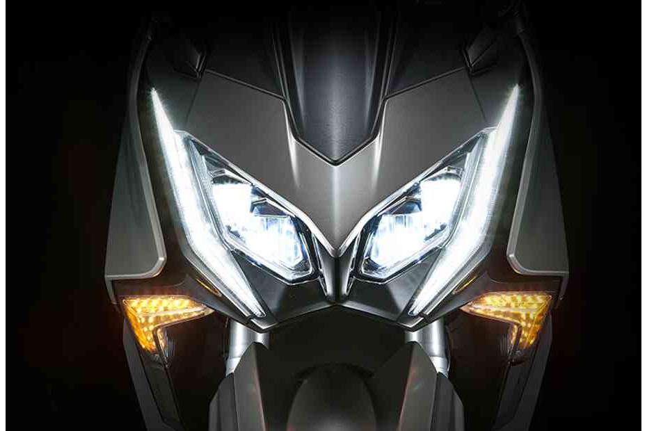 Kymco AK575 PREMIUM Head Light View Kymco AK575 PREMIUM Head Light View