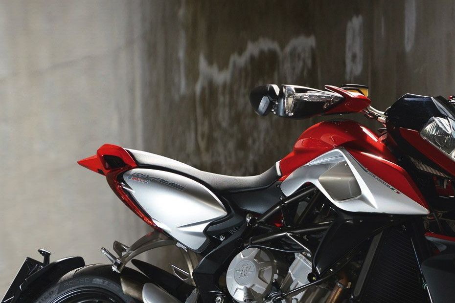 MV Agusta Rivale 800 Tyre Width View