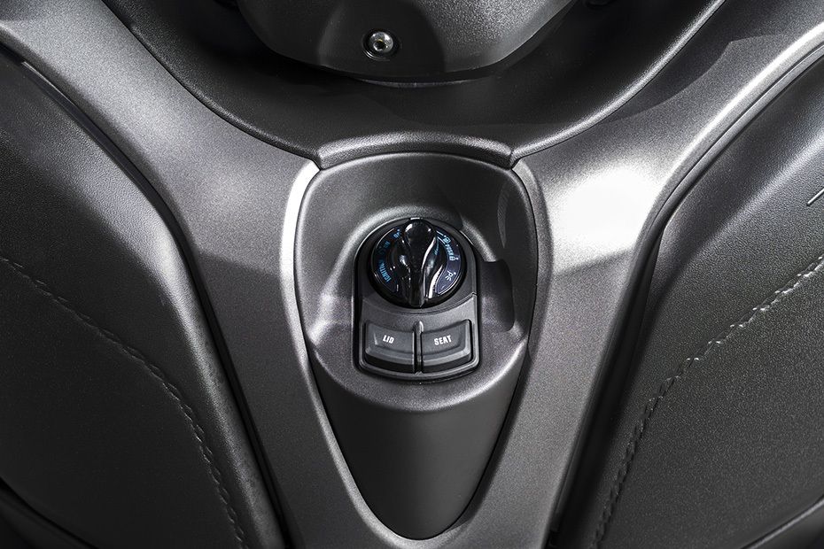 Power outlet Yamaha Xmax Power outlet Yamaha Xmax