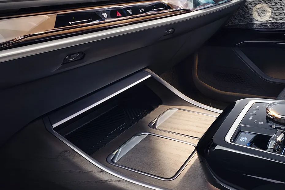 BMW i7 Power Accessories Outlet View