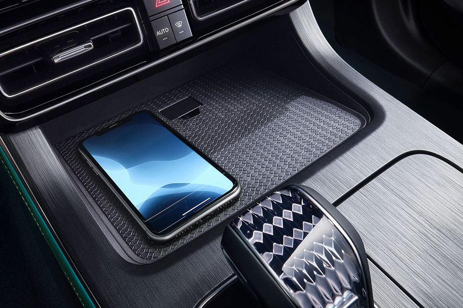 Power Accessories Outlet View of GAC GS8 HEV Power Accessories Outlet View of GAC GS8 HEV