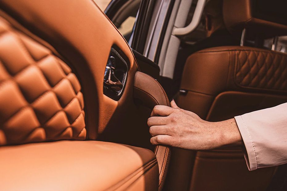 door handle interior of Infiniti QX80