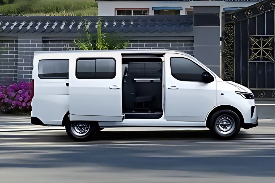 Wuling Sunlight Passenger Drivers Sideview Dooropen Wuling Sunlight Passenger Drivers Sideview Dooropen