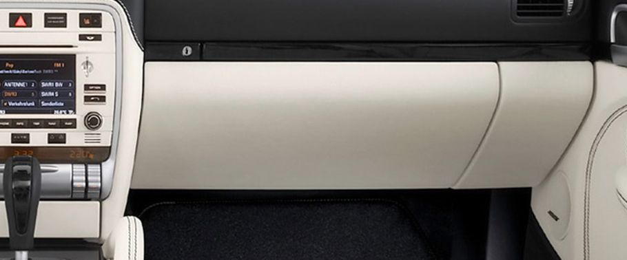Porsche Cayenne S E-Hybrid Glove Box