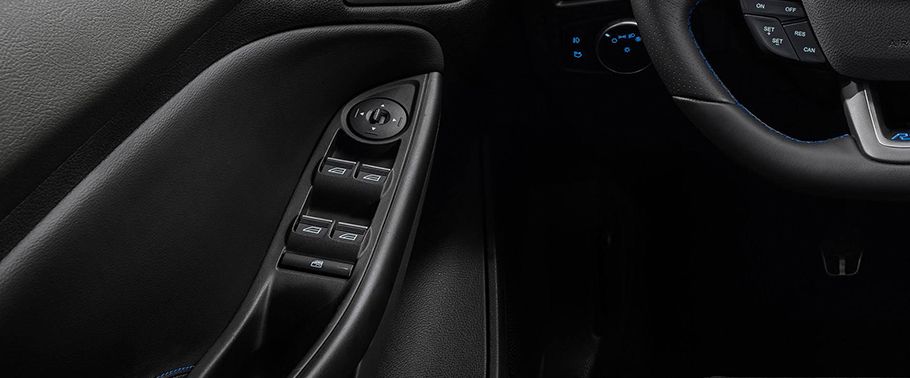 Ford Focus RS 2018 Drivers Side In Side Door Controls