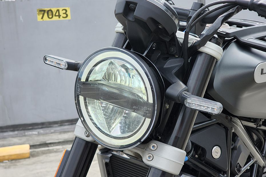 Husqvarna Svartpilen 401 Head Light View Husqvarna Svartpilen 401 Head Light View