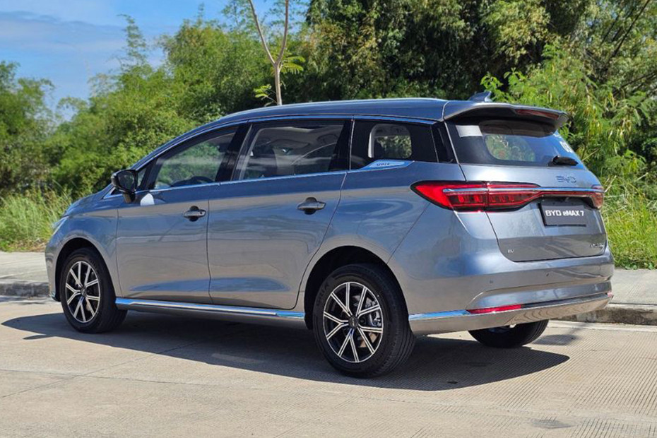 BYD eMAX 7 rear angle view BYD eMAX 7 rear angle view