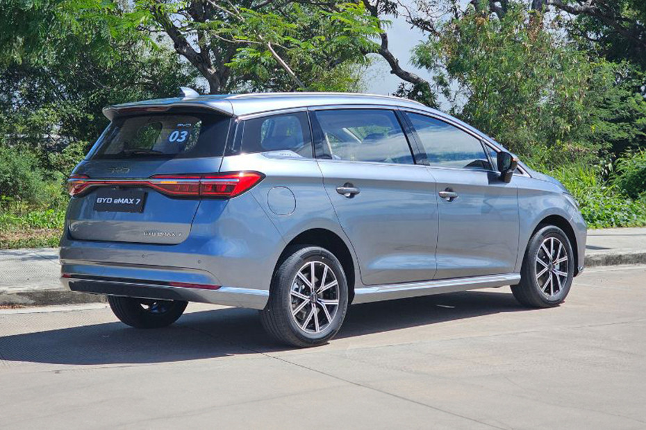 BYD eMAX 7 rear cross view BYD eMAX 7 rear cross view