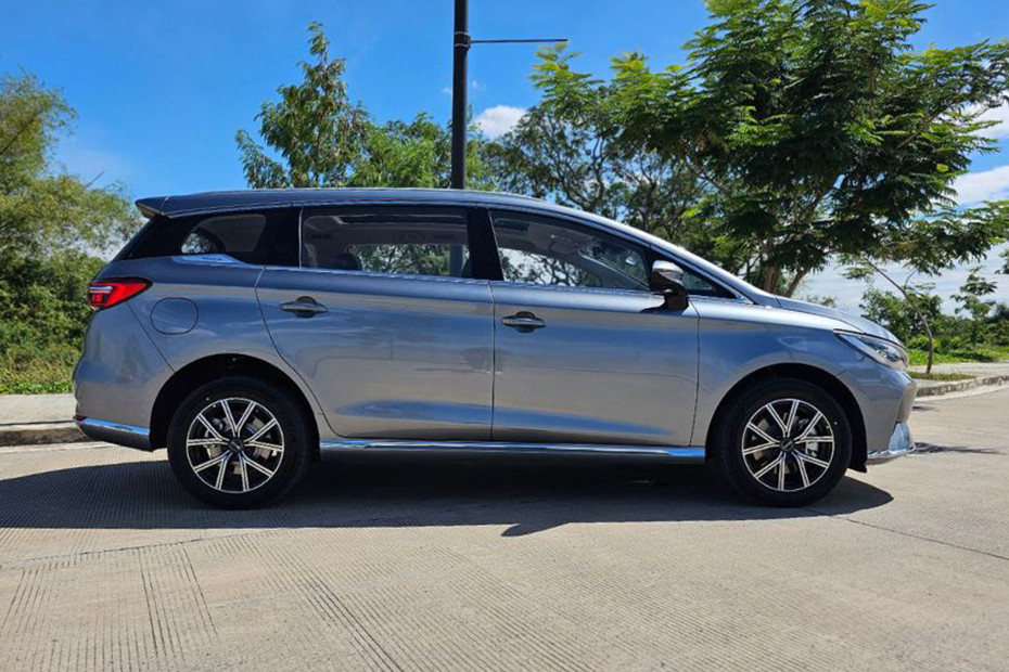 BYD eMAX 7 side view BYD eMAX 7 side view