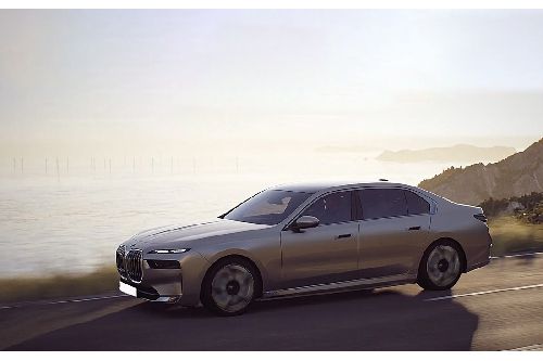 Rear Cross View of BMW i7