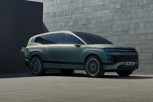 Hyundai Ioniq 9 Front Cross Side View