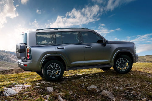 Haval H9 Medium Angle Front View