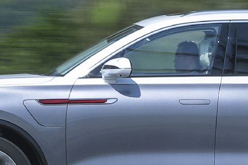 Hongqi E-HS9 Drivers Side Mirror Front Angle