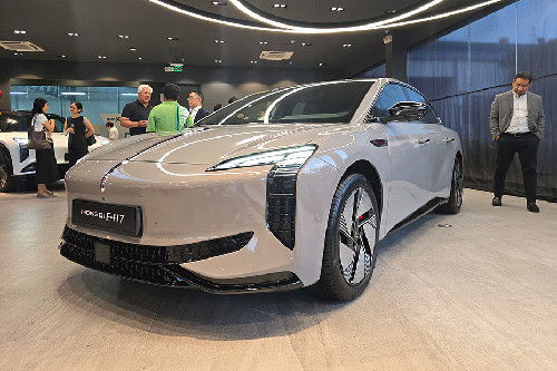 Hongqi EH7 Front Side View