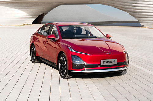 Front Angle Low View Wuling Starlight Front angle low view