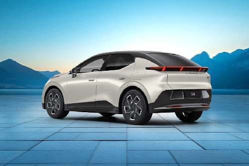 Rear Cross View of Lynk & Co 02