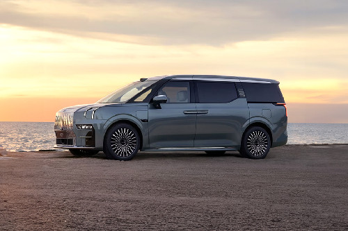 ZEEKR 009 Front Side View