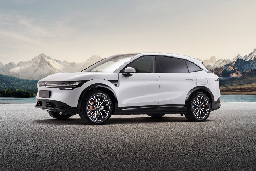 ZEEKR 7X Front angle low view