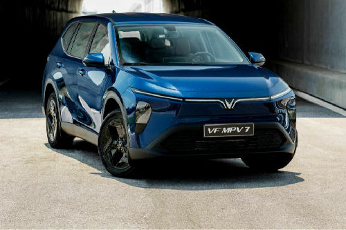 VinFast VF MPV 7 Front angle low view