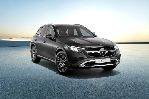 Front Angle Low View Mercedes-Benz GLC-Class Front angle low view