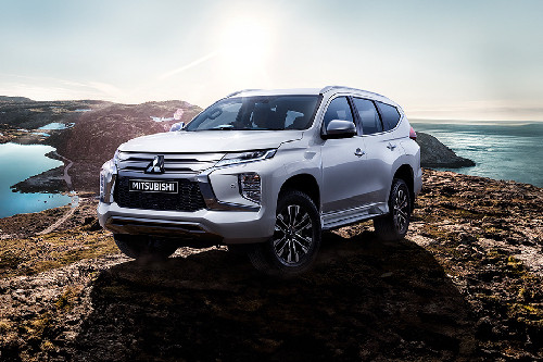 Mitsubishi Montero Sport 2025 Front angle low view